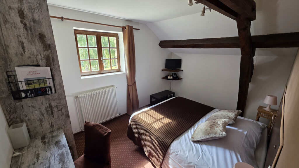 petite chambre double hotel golf de clecy parapente