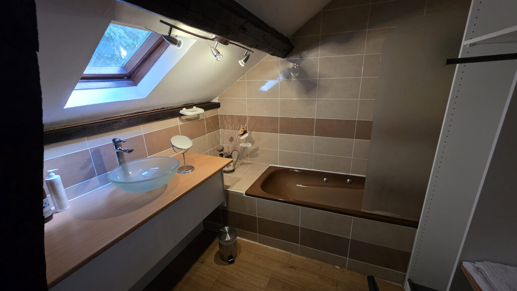 salle de bain chambre double hotel golf de clecy parapente