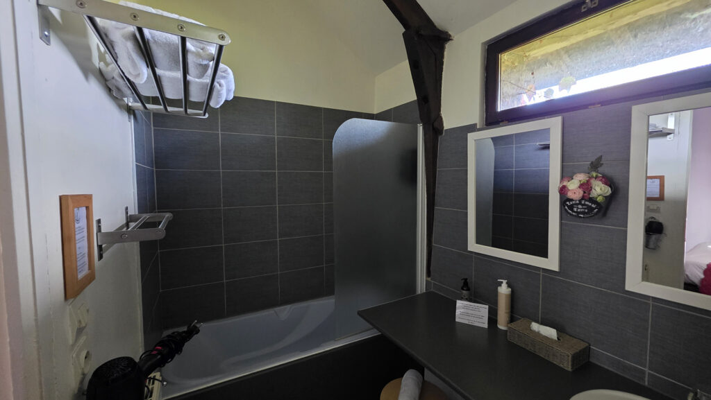 salle de bain chambres hotel golf de clecy parapente
