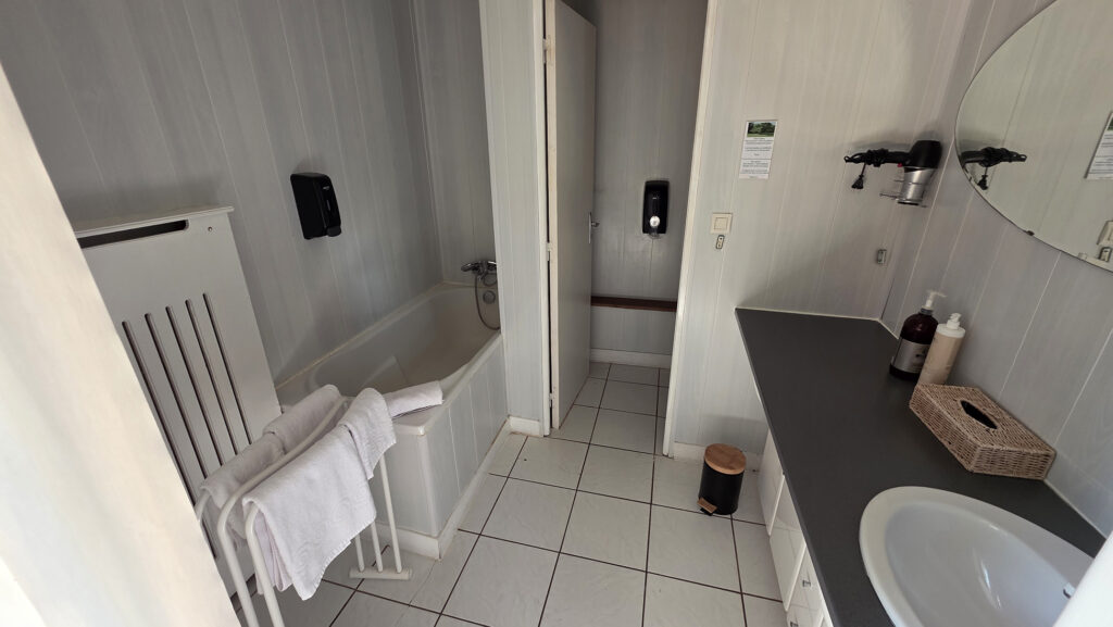 salle de bain petite chambre double standart hotel golf de clecy parapente